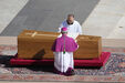 Giovanni Battista Re preside funeral do Papa Francisco na Praça de São Pedro, no Vaticano