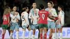 Jogadoras de Espanha e Portugal cumprimentam-se no final do jogo em Paços de Ferreira