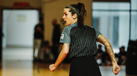 Catarina Fernandes a arbitrar um jogo na 17.ª Festa do Basquetebol