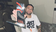 Otamendi exibe troféu