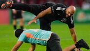 Yassine Cheuko trava invasor