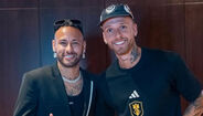 Ao lado de Neymar