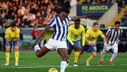 Samu marca penálti no jogo com o Arouca