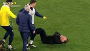 Treinador do Galatasaray cai no relvado após Mourinho apertar-lhe o nariz