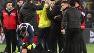 Mourinho apertou o nariz de Okan Buruk e o treinador do Galatasaray caiu no chão