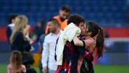 João Neves e Madalena Aragão beijam-se durante a festa de campeão do PSG