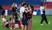João Neves e Madalena Aragão beijam-se durante a festa de campeão do PSG