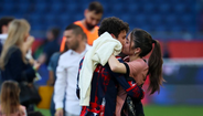 João Neves e Madalena Aragão beijam-se durante a festa de campeão do PSG