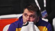 A emoção de Luka Doncic durante a homenagem