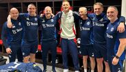 Nemanja Matic com elementos do staff do Manchester United