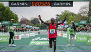 Benard Biwott a festejar a conquista da Maratona de Paris