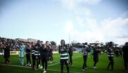 Jogadores do Sporting festejaram com os adeptos no Estádio São Miguel