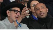 Thierry Henry com o ator Jeff Goldblum na bancada do Como