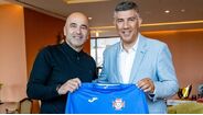 Roberto Martínez recebe camisola personalizada de Rui Coelho, presidente da AF Madeira