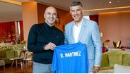 Roberto Martínez recebe camisola personalizada de Rui Coelho, presidente da AF Madeira