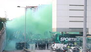 As imagens da apoteótica chegada do autocarro do Sporting a Alvalade para o jogo com o Moreirense
