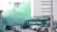 As imagens da apoteótica chegada do autocarro do Sporting a Alvalade para o jogo com o Moreirense