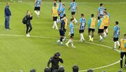 Polícia de choque rodeia a equipa de arbitragem após o Grémio-Internacional