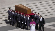 Caixão do Papa Francisco na Praça de São Pedro para o último adeus