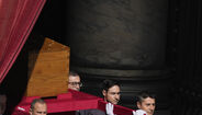 Caixão do Papa Francisco sai da Basílica para a Praça de São Pedro 