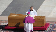 Giovanni Battista Re preside funeral do Papa Francisco na Praça de São Pedro, no Vaticano