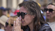 Fiéis emocionam-se durante cortejo fúnebre do Papa Francisco 