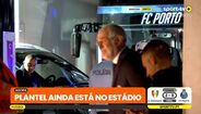 Elementos do FC Porto recebem boleia de carrinha disponibilizada pelo E. Amadora