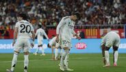 O desalento dos jogadores do Real Madrid após perderem com o Barcelona na final da Taça do Rei