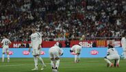 O desalento dos jogadores do Real Madrid após perderem com o Barcelona na final da Taça do Rei