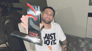 Otamendi exibe troféu