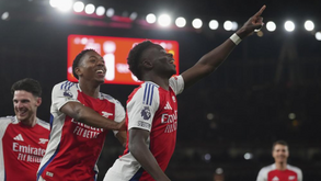 Bukayo Saka celebra o golo frente ao Fulham após longa paragem por lesão