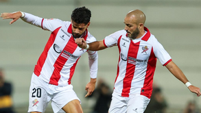 João Oliveira e André André, jogadores do Leixões, disputam a bola