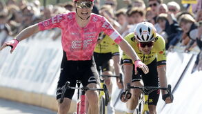 Neilson Powless vence... no meio de três ciclistas da Visma