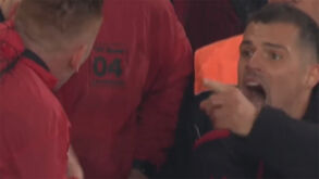 Xhaka em acalorada discussão com ultras do Bayer Leverkusen