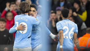 Marmoush celebra com Grealish e Savinho mais um golo pelo Manchester City