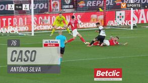 Rui Costa pede penálti de António Silva: árbitro mandou seguir