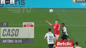 António Silva foi pisado na área, Benfica pediu penálti, mas árbitro nada marcou