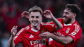 Aktükoglu a festejar com Kökçü após marcar ao Farense