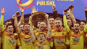 Jogadores do Jagiellonia levantam a primeira Supertaça do clube