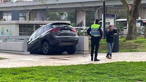 Condutor engana-se e entra pelas escadas de acesso ao Metro em Lisboa em vez de parque de estacionamento 