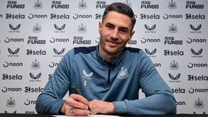 Fabian Schär renova contrato com o Newcastle