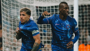 Enzo Fernández e Nicolas Jackson festejam golo do Chelsea frente ao Tottenham