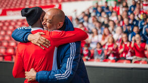 Nottingham proíbe Gary Neville de entrar no estádio: críticas a Marinakis custam caro