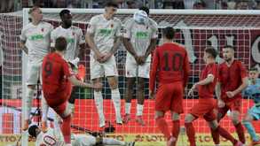 Harry Kane cobra livre direto frente ao Augsburgo