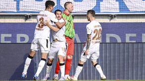 Bayer Leverkusen vence nos descontos e mantém-se a seis pontos do Bayern