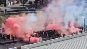 Pirotecnia e cânticos: euforia na saída do autocarro do Benfica rumo ao Porto