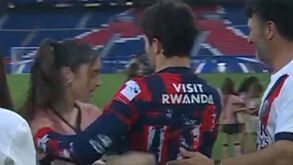 Hilariante: João Neves rasteira namorada durante celebrações do título do PSG