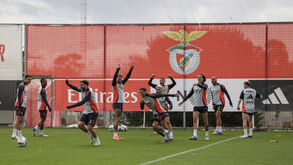 O último treino do Benfica antes do clássico: animação, um cumprimento especial e Bruno Lage a intervir