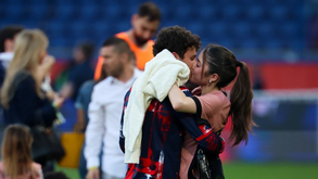 Do beijo entre João Neves e Madalena Aragão à emoção de Luís Campos: as imagens da festa de campeão do PSG