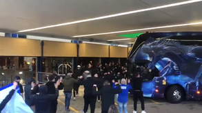Foi desta forma que os Super Dragões receberam a equipa do FC Porto à chegada ao hotel